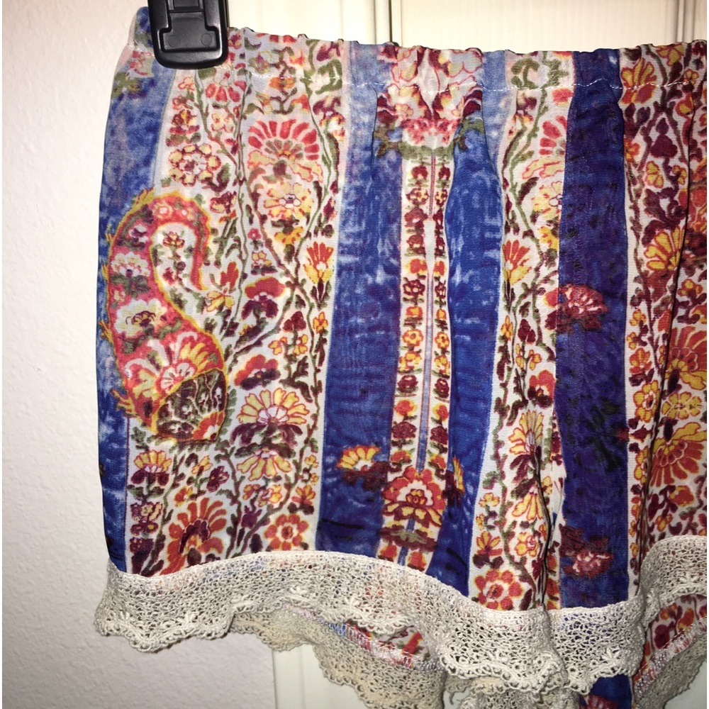 Show Me Your MuMu Floral Shorts - Picture 2 of 6